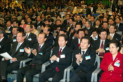 열린우리당 중앙당 창당대회에서 김원기 이태일 이경숙 당의장과 김근태 원내대표 등이 박수를 치고 있다. 